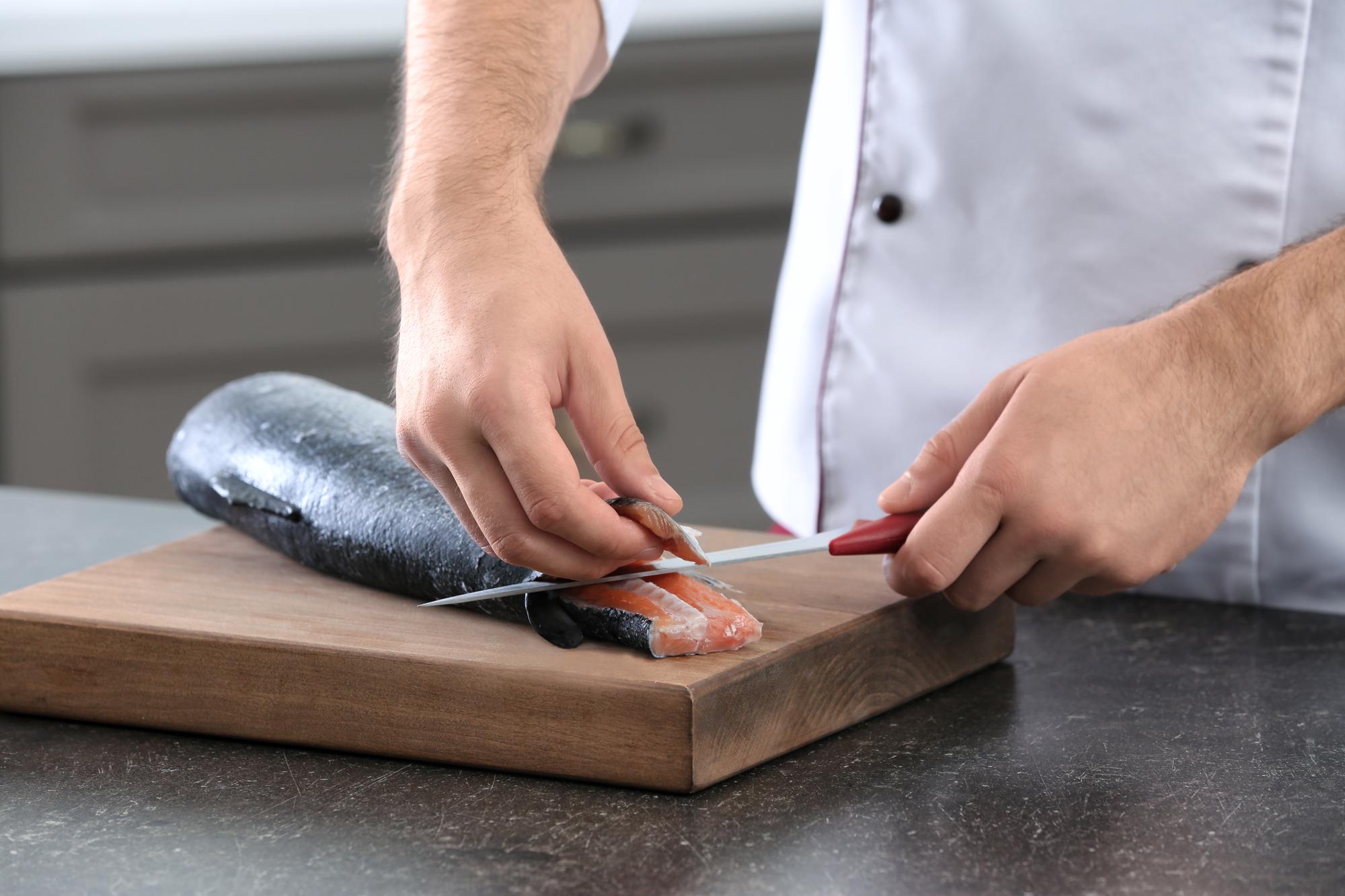 Chef che mostra una tecnica con coltello